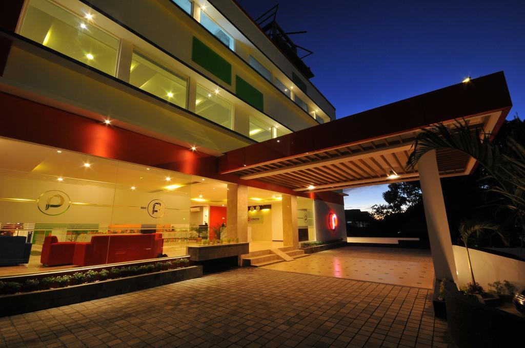 Pratama Hotel & Convention Mataram Extérieur photo